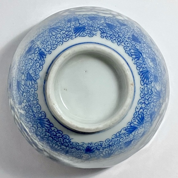 Vintage JAPANESE TEACUP / Blue IMARI TRANSFERWARE / Small Chip / 3 Inches Wide - Picture 7 of 10